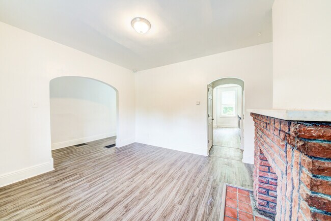 Building Photo - Available August 2024 - 2 Bedroom Home Rec...