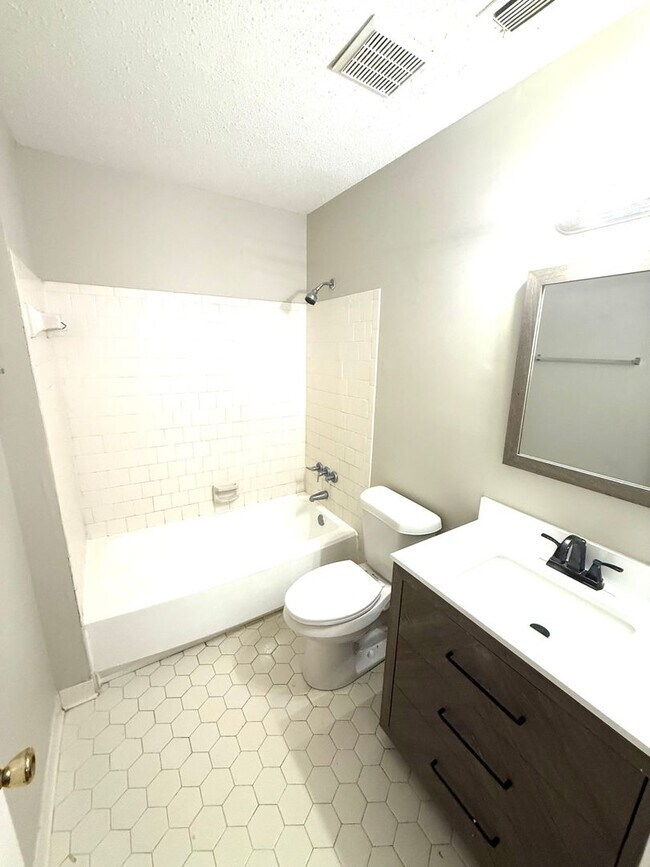Building Photo - ** 3 Bed 2 Bath located in Regency Park ** call 334-366-9198 to schedule a self showing