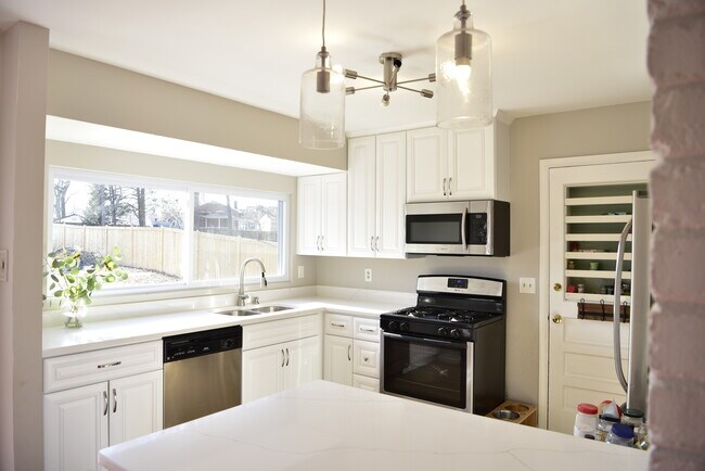 Building Photo - 6013 Hibbling Ave