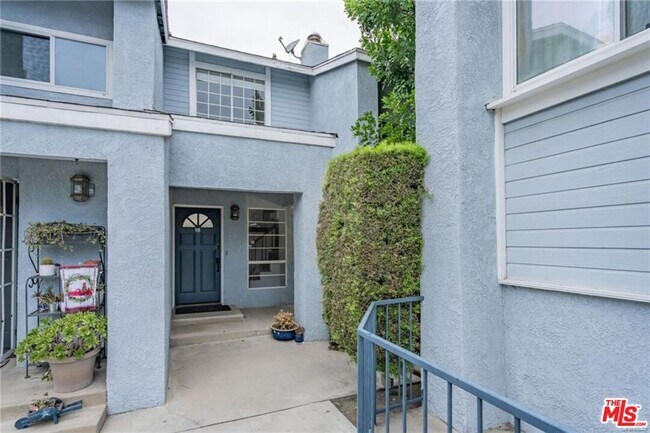 Foto del edificio - 9915 Variel Ave