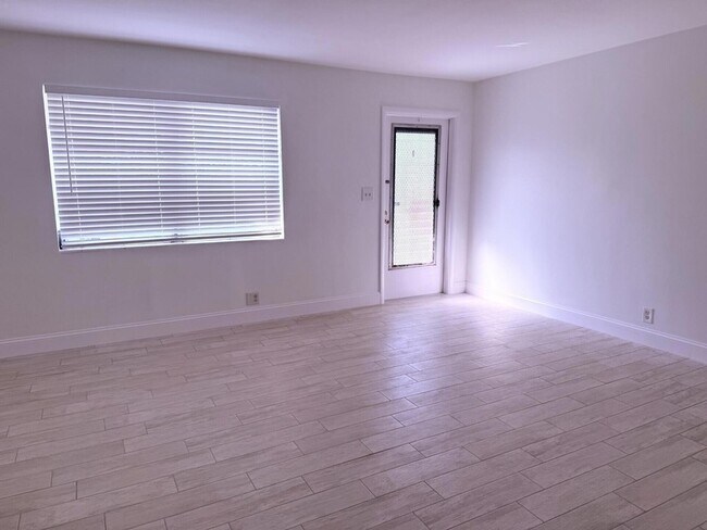 Foto del edificio - 626 Prosperity Farms Rd