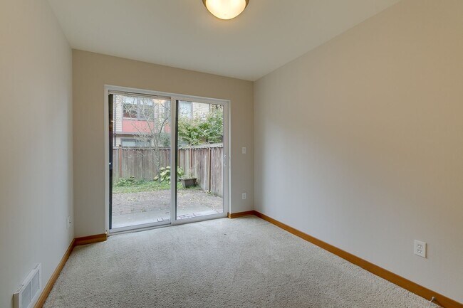 Foto del edificio - Bright, Modern 3 bed 2.5 Bath Townhome in ...