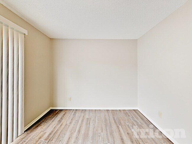 Foto del edificio - 5970 Draycott Dr