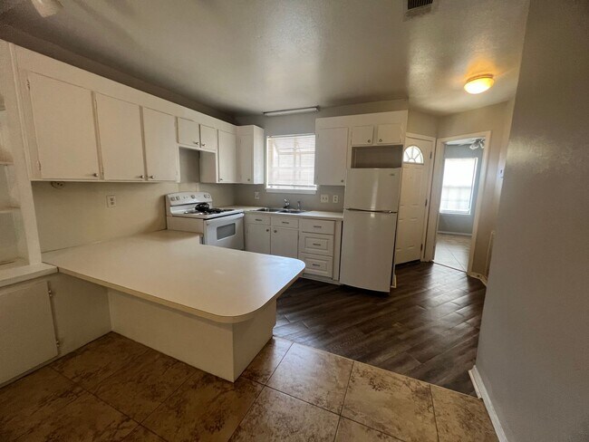 Foto del edificio - CUTE CUTE CUTE Single story townhome..
