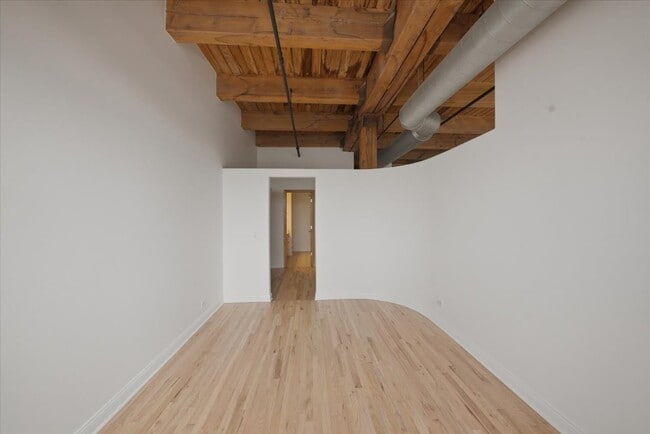 Building Photo - 1250 W Van Buren St