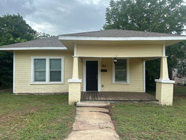 Foto del edificio - 2 bed 1 bath; AVAILABLE NOW!