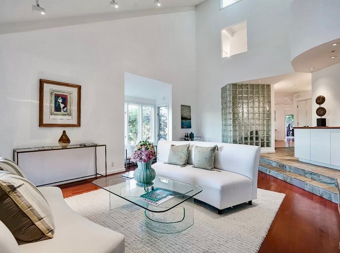 Building Photo - 84 Eastview Ave