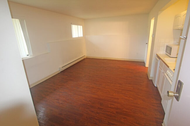 Clean and cozy 360 sf - 1408 10th Ave W