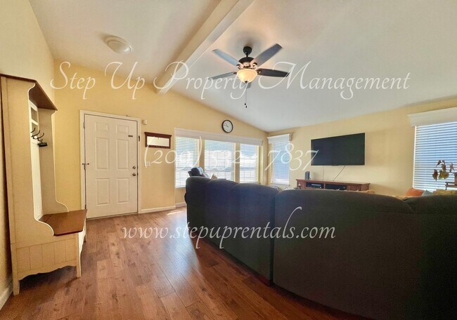Building Photo - Charming 3-Bedroom Home in Jamestown with ...