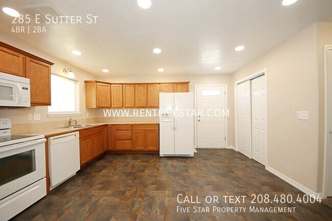 Building Photo - Spacious Home Available in the University ...