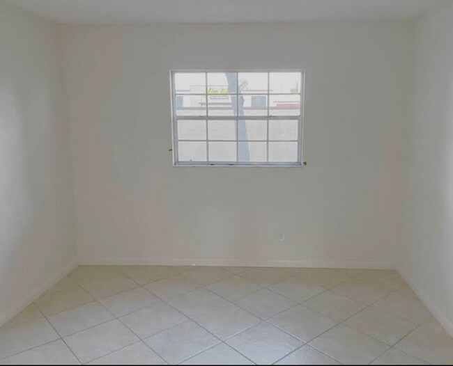 Building Photo - 3804 N Oak Dr