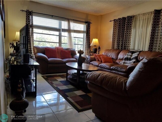 Building Photo - 4156 Inverrary Dr