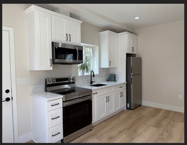 Building Photo - 1318 Oleander Ave