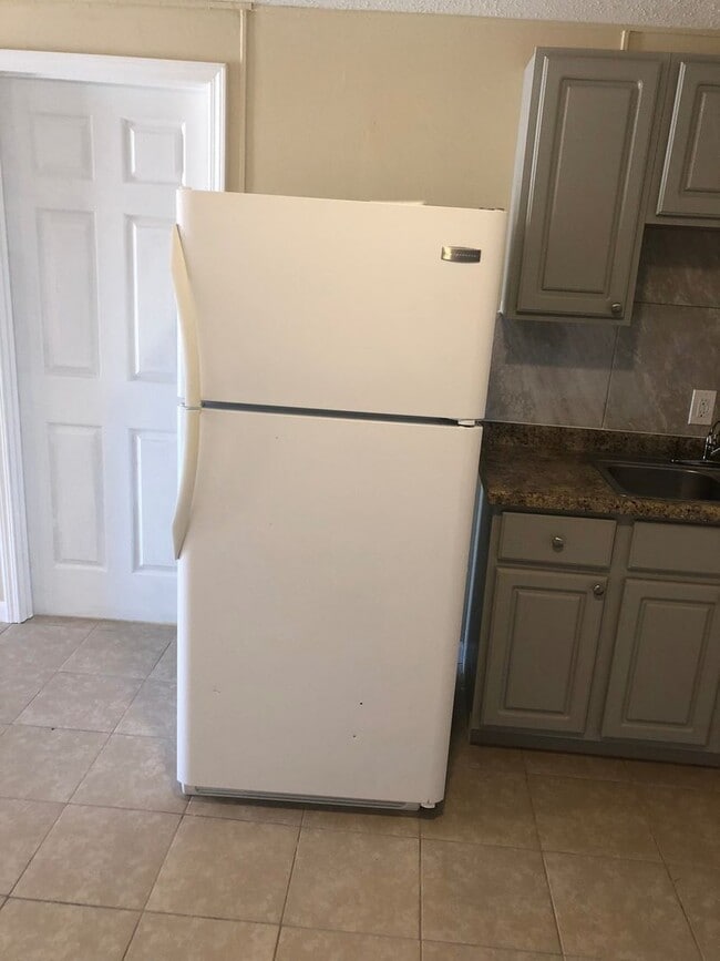 Building Photo - Renovated 2 Bedroom 1 Bath Apartments for Rent!