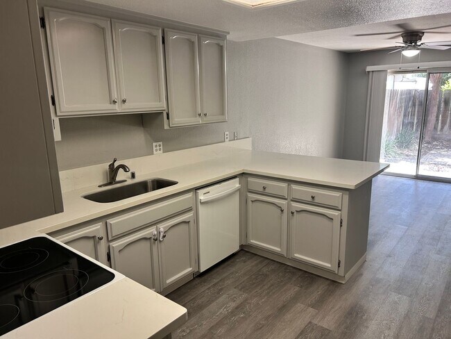 Foto del edificio - 3 Bedroom/3 Bath Tiffany Estates Ripon Ca