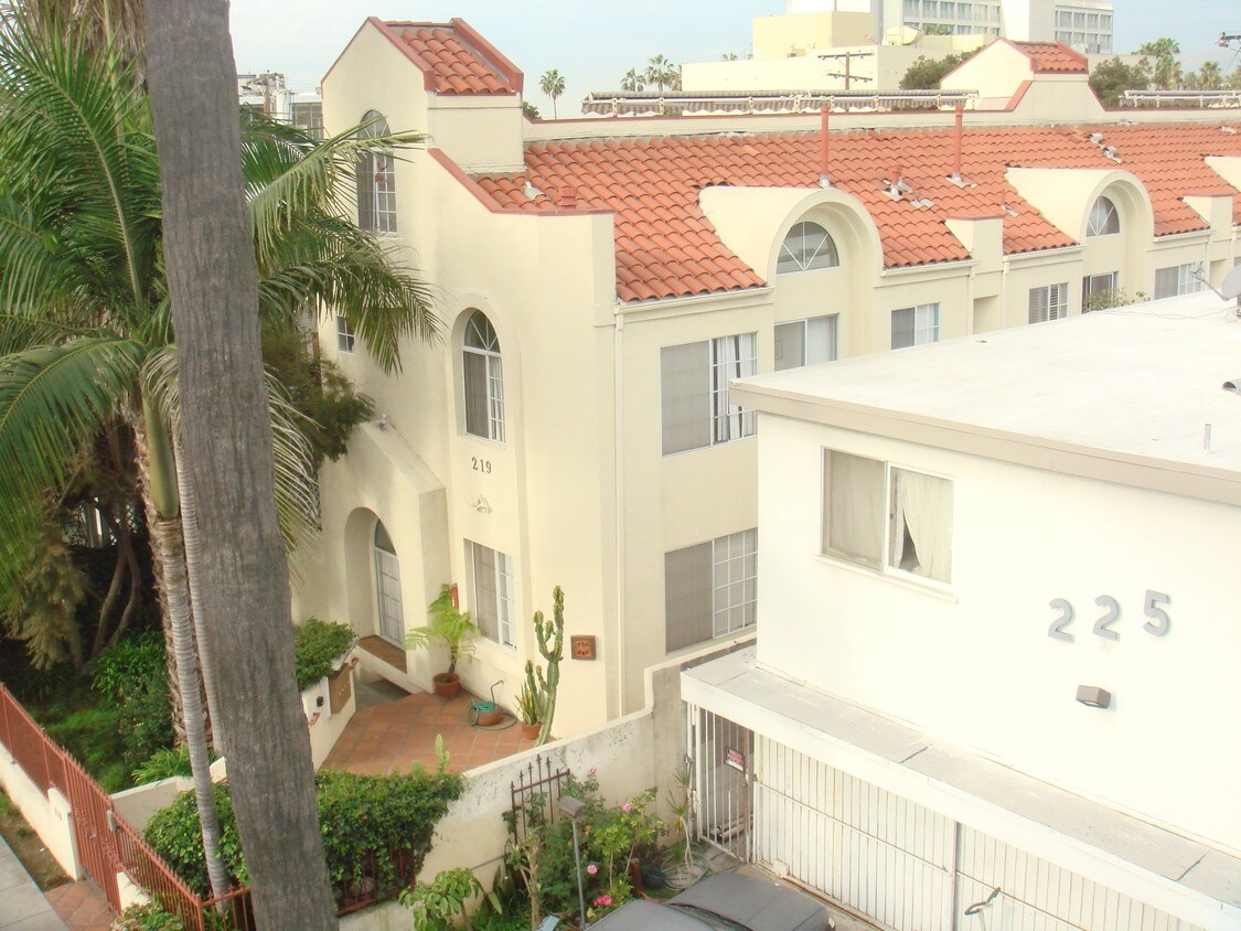 200 Bay St, Santa Monica, CA 90405 200 Bay St Santa Monica, CA