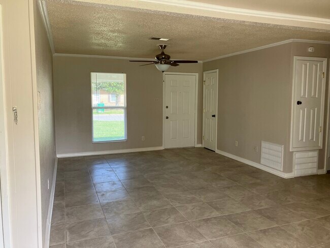 Foto del edificio - 7517 Madison Dr