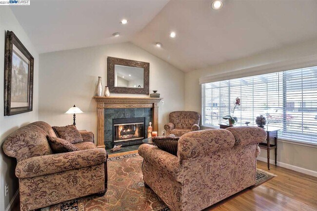 Building Photo - 3 br, 2 bath House - 4726 Wadsworth