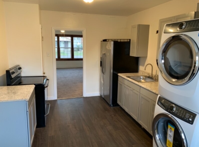 Kitchen - 205 8th Ave W