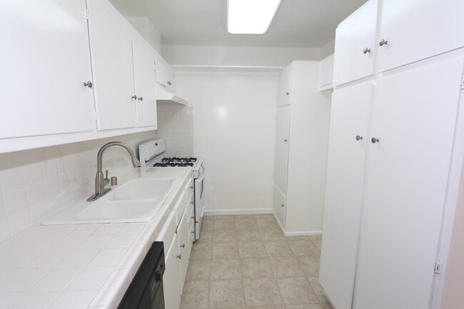 Building Photo - Encino Woodley Apartments