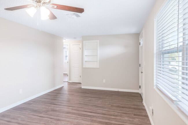 Building Photo - 3631 Oakhurst Dr