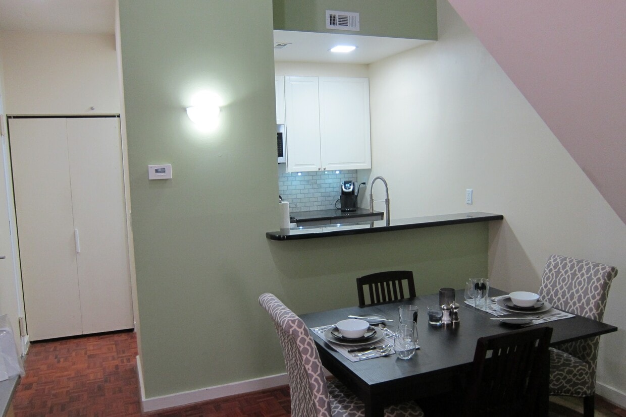 Quartz counter top. Stainless appliances, Large sink, high ceiling - 774 S 3rd St