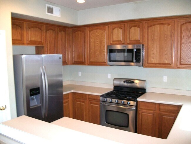 Building Photo - 3 Bedroom, 2-1/2 bath, 2-car garage in a g...