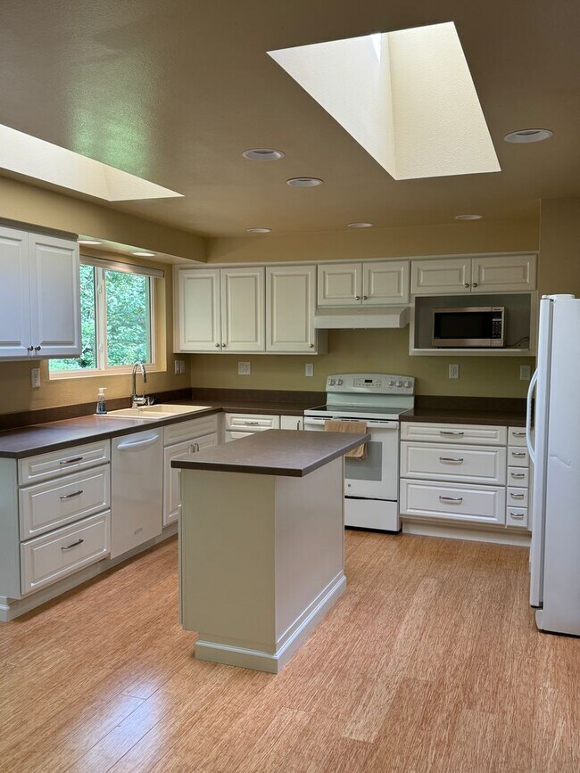 Building Photo - UPDATES GALORE with a private feeling