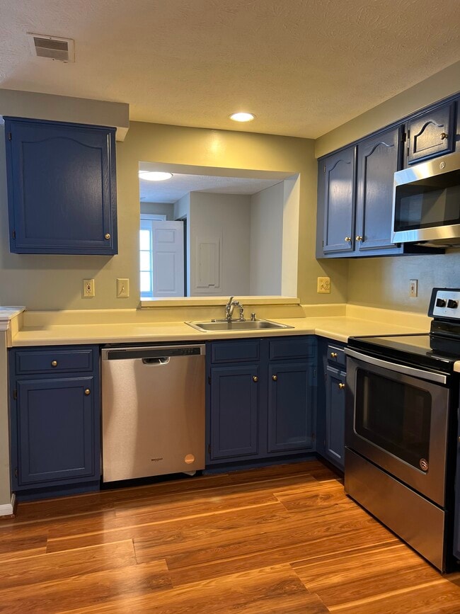 Building Photo - 561 Cascade Way