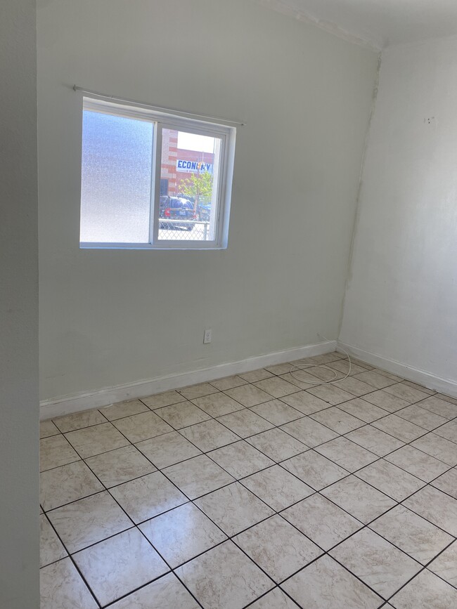 Dormitorio delantero - 1407 E San Antonio Ave