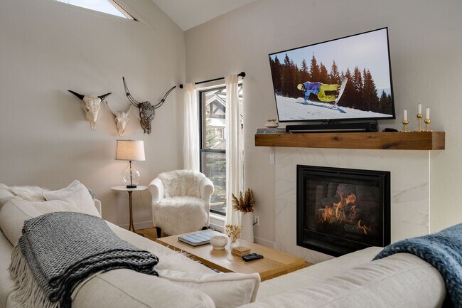 Building Photo - 2 bedroom plus den!  In town! Great natura...