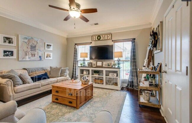 Foto del edificio - 6735 Sunnywood Dr