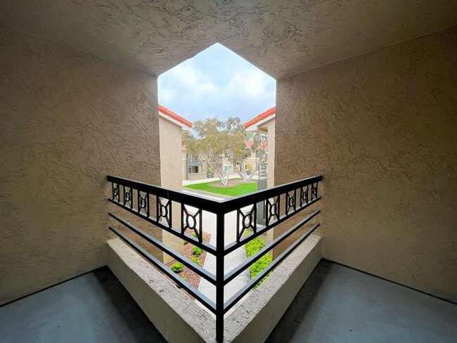 Building Photo - 7405 Charmant Dr