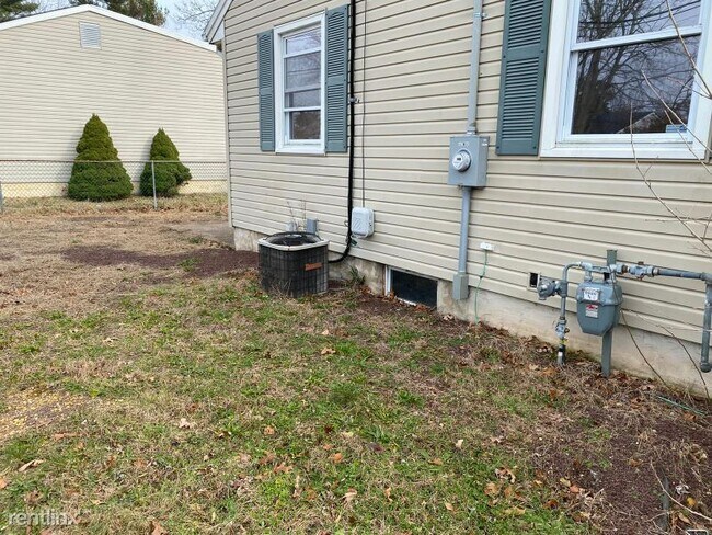 Foto del edificio - 3 br, 1 bath House - 30 Chestnut St