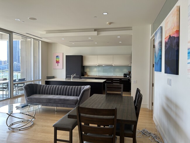 Foto del edificio - 2408 Victory Park Ln