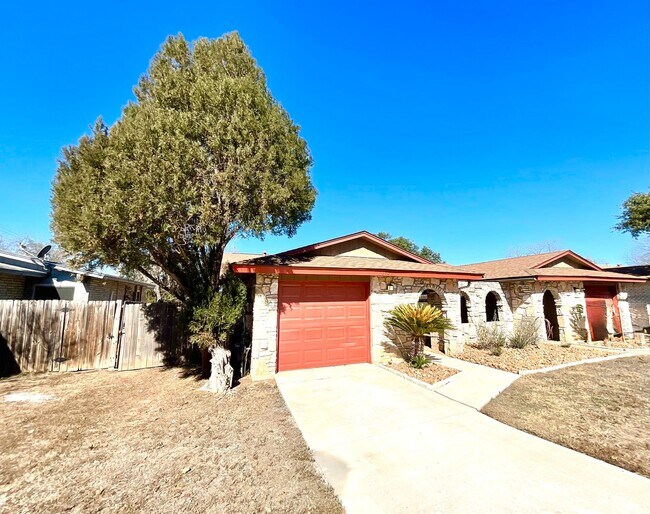 Foto del edificio - **APPLICATION RECEIVED** MUST SEE! 2 Bedroom / 1.5 Bath Duplex w/ Garage!