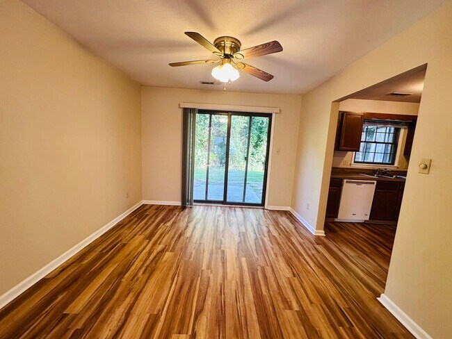 Building Photo - 3 Bedroom 2.5 Townhouse
