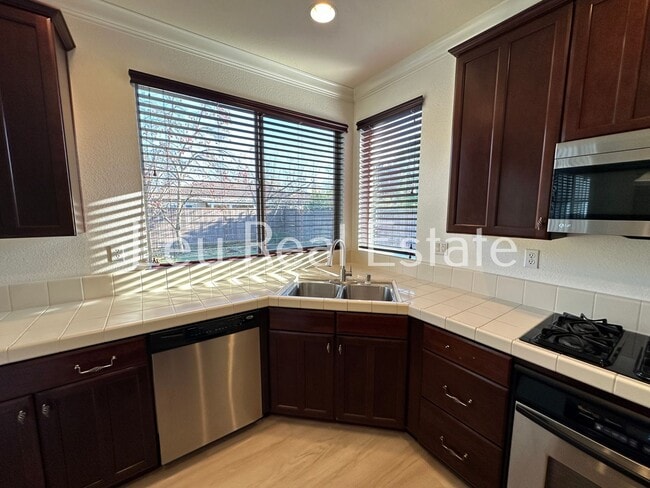Foto del edificio - Lovely, 5bd, 3ba home in Serrano, with 3 c...