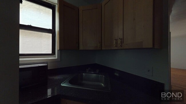 Building Photo - 401 E 78th St