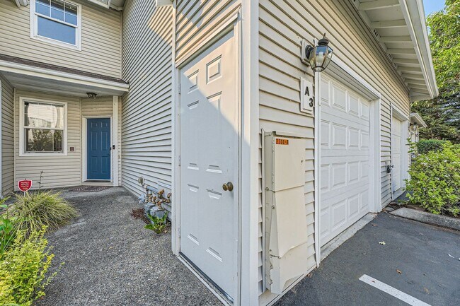 Foto del edificio - Ideally Located 3 Bed 3.5 Bath w/ Attached...