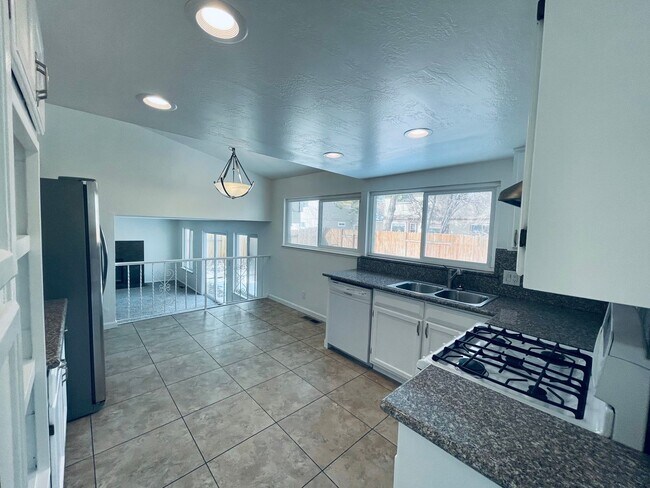 Foto del edificio - Updated Sparks Tri-Level Home