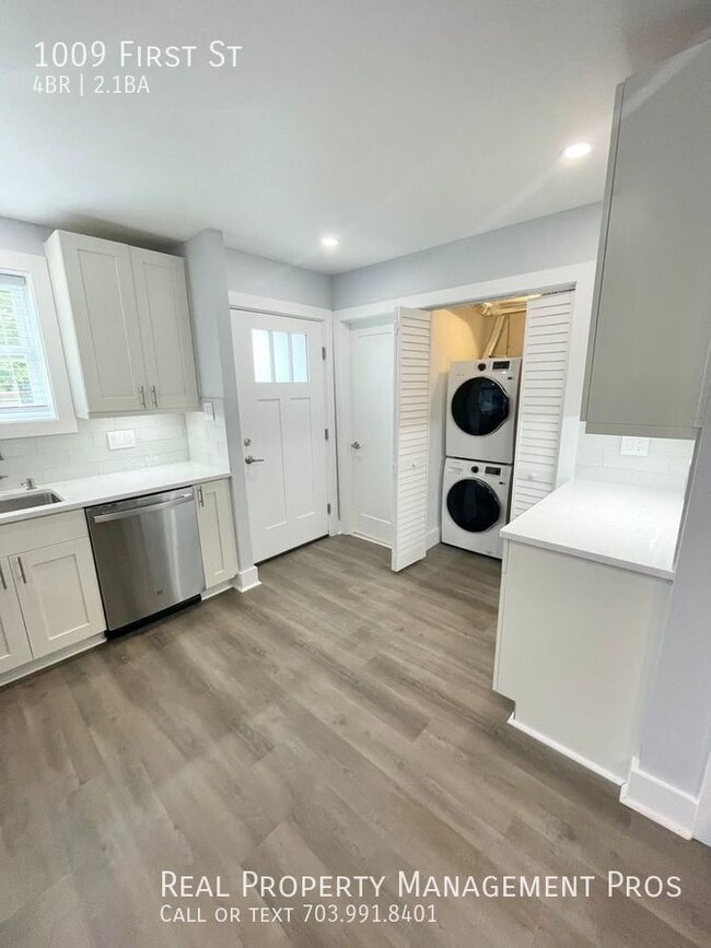 Building Photo - COMPLETLEY UPDATED MASSIVE TOWNHOME IN THE...