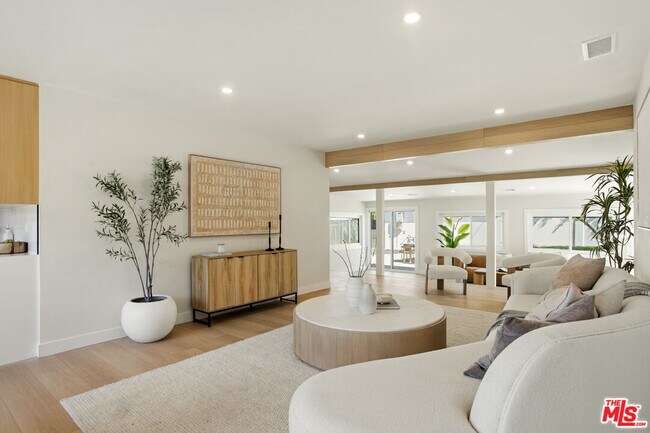 Foto del edificio - 7358 Paso Robles Ave