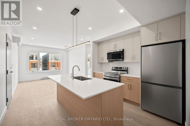 Building Photo - 184 Woodroffe Ave