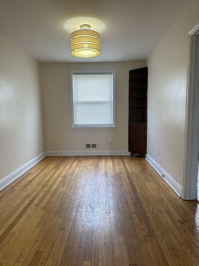Building Photo - 3 bedroom 1.5 bathroom