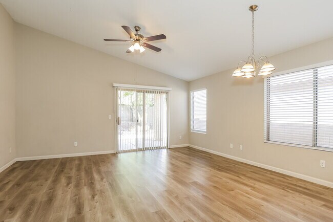 Foto del edificio - 7418 W Lone Cactus Dr