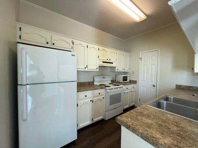 Building Photo - 2 Bedroom Townhouse Near Southdowns & the ...