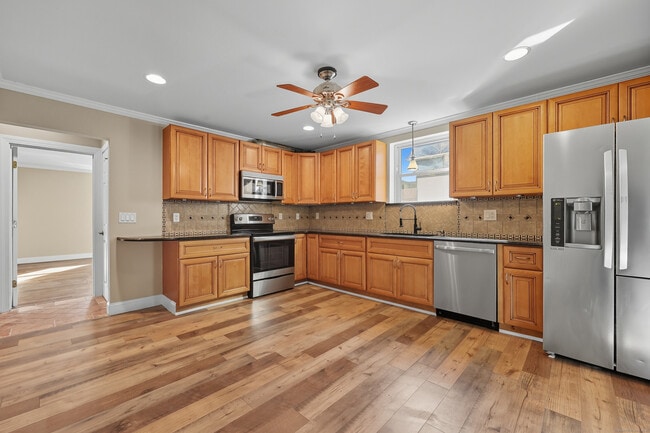 Building Photo - 142 Wolcott St