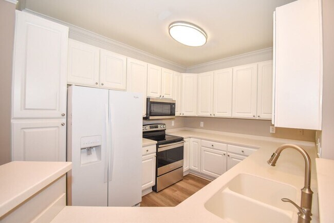 Foto del edificio - 1025 Riverland Woods Pl
