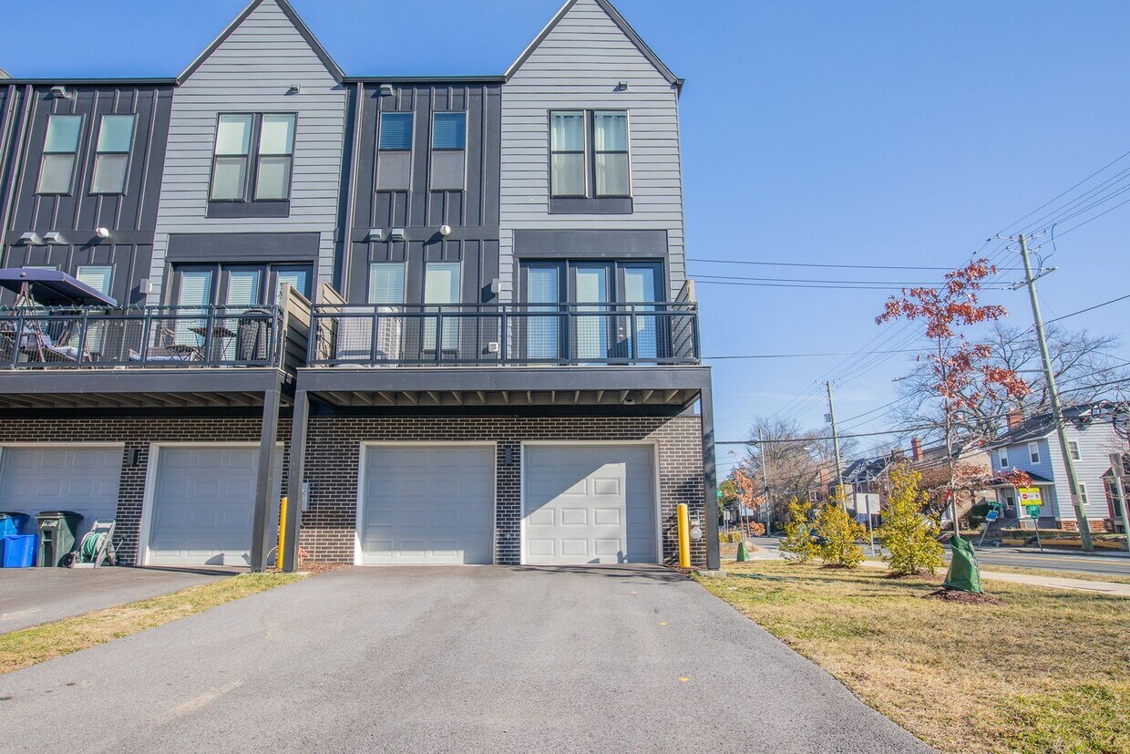 Foto principal - Gorgeous 4 BR/3.5 BA EOG Townhome in Silve...